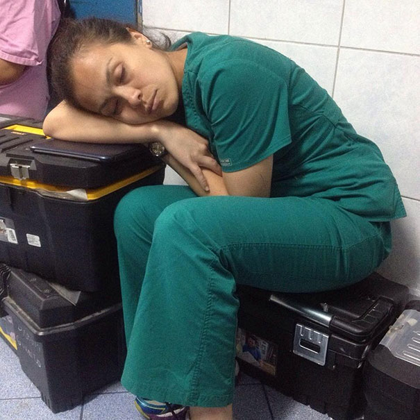 medical-resident-sleeping-overworked-doctors-mexico-yo-tambien-mi-dormi-11