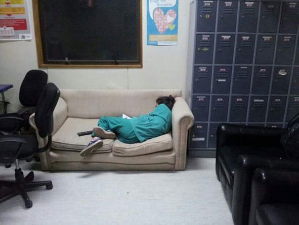 medical-resident-sleeping-overworked-doctors-mexico-yo-tambien-mi-dormi-16