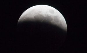 fotografía eclipse de luna parcial