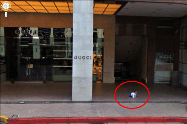 bebe gateando solo por la calle captado por google maps